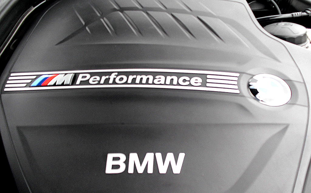 BMW M135i: ... Sechszylinder-TwinTurbo-Benziner mit 235/320 kW/PS. 