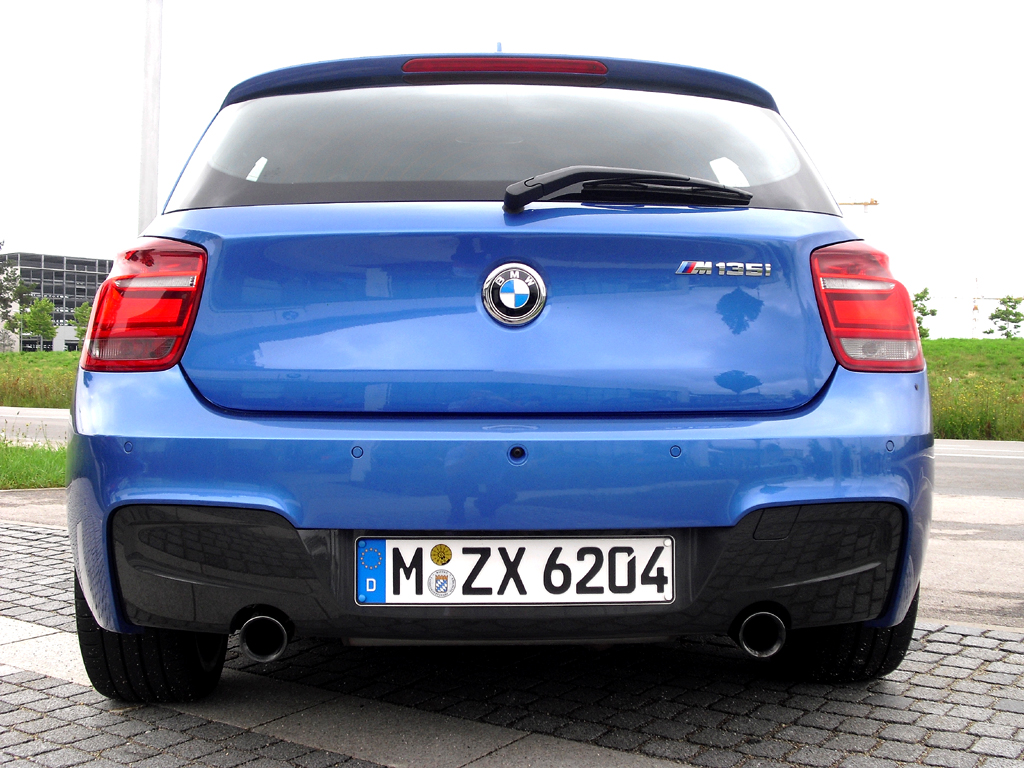 BMW M135i: Blick auf die Heckpartie mit der nach unten abgesetzten Schürze. 