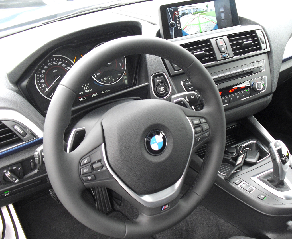 BMW M135i: Blick ins sportlich-funktionelle Cockpit. 