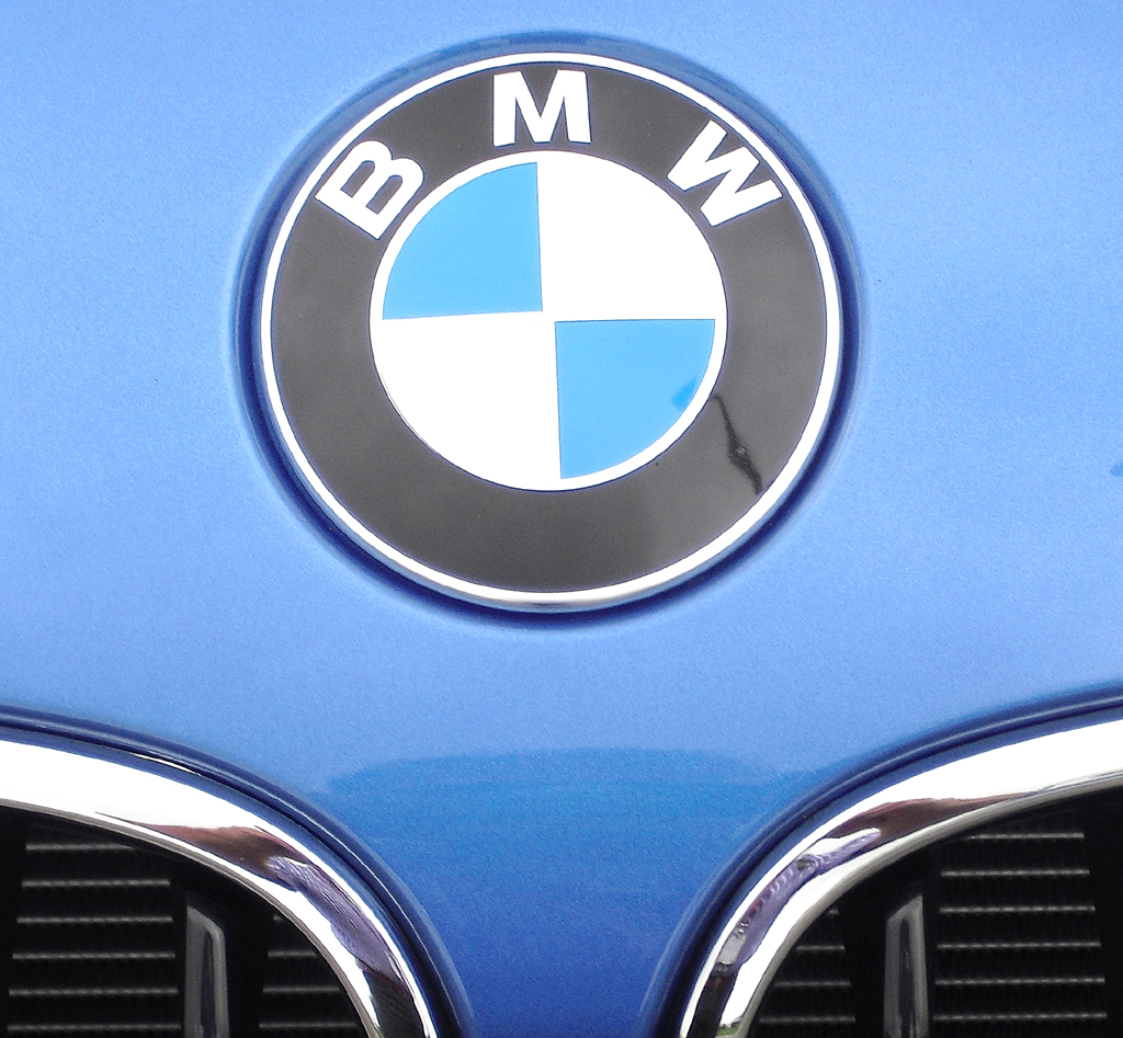 BMW M135i: Das Markenlogo sitzt vorn direkt über der Doppelniere. 