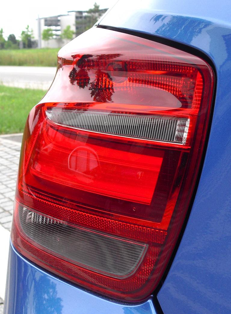 BMW M135i: Die Heckleuchten hinten sind eher vertikal ausgerichtet. 