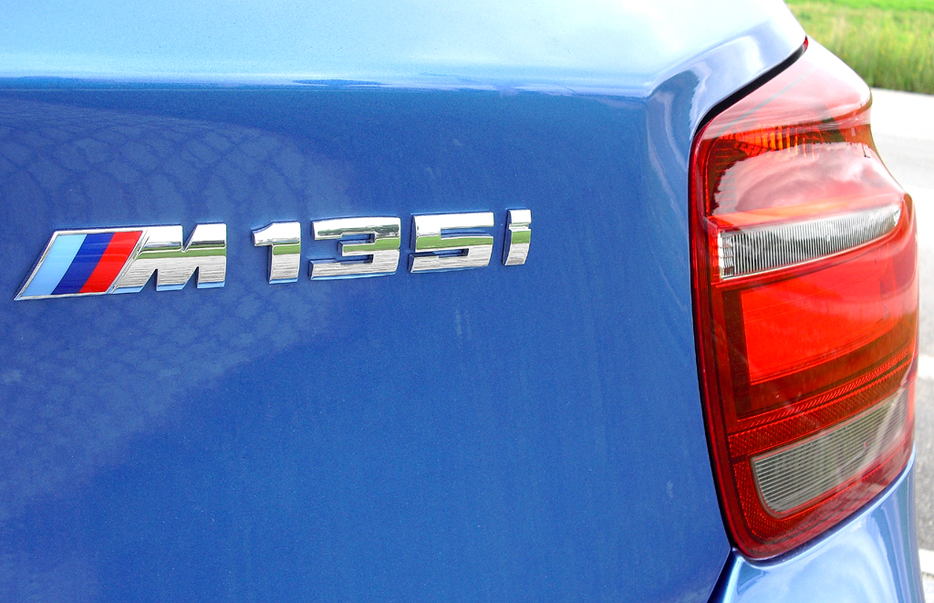 BMW M135i: Moderne Leuchteinheit hinten mit Modellschriftzug. 
