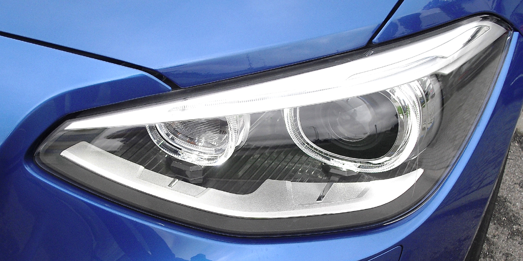 BMW M135i: Moderne Leuchteinheit vorn. 