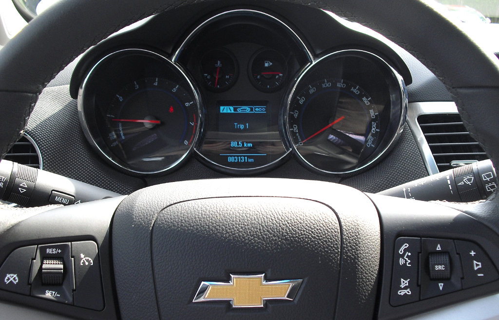 Chevrolet Cruze Kombi: Blick durch den Lenkradkranz auf die Rubdinstrumentierung. 