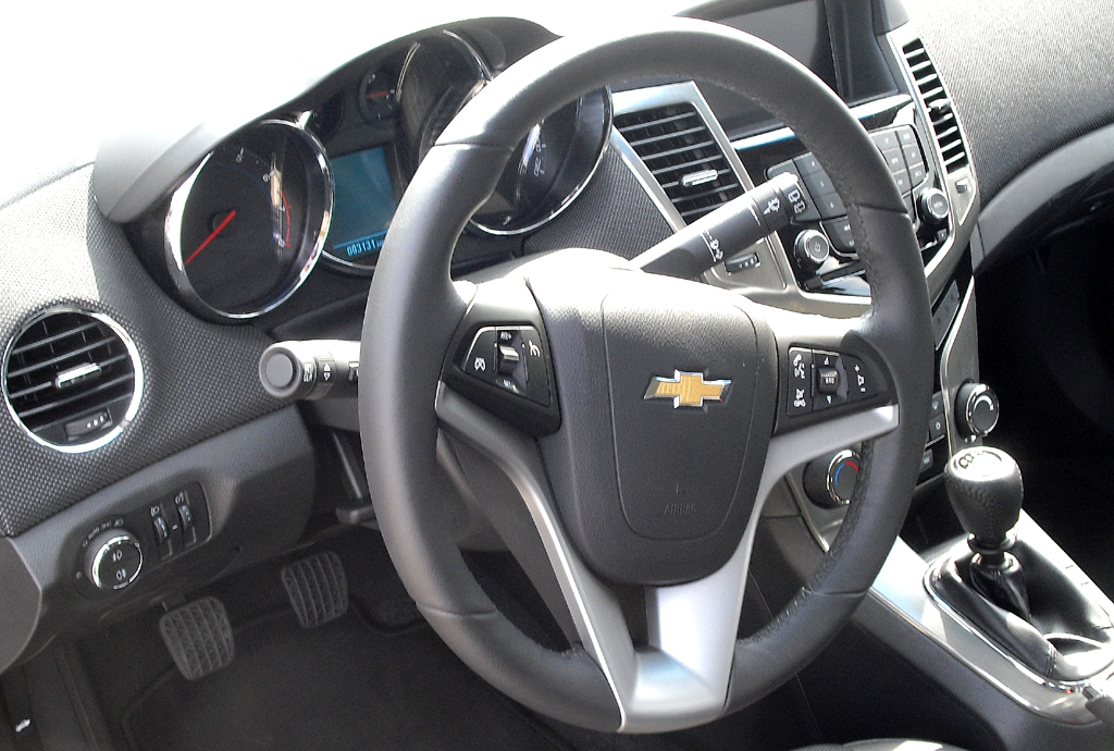 Chevrolet Cruze Kombi: Blick ins recht übersichtliche Cockpit. 