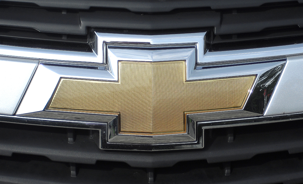 Chevrolet Cruze Kombi: Das Markenlogo sitzt vorn in einer Spange im oberen Kühlergrill-Teil. 
