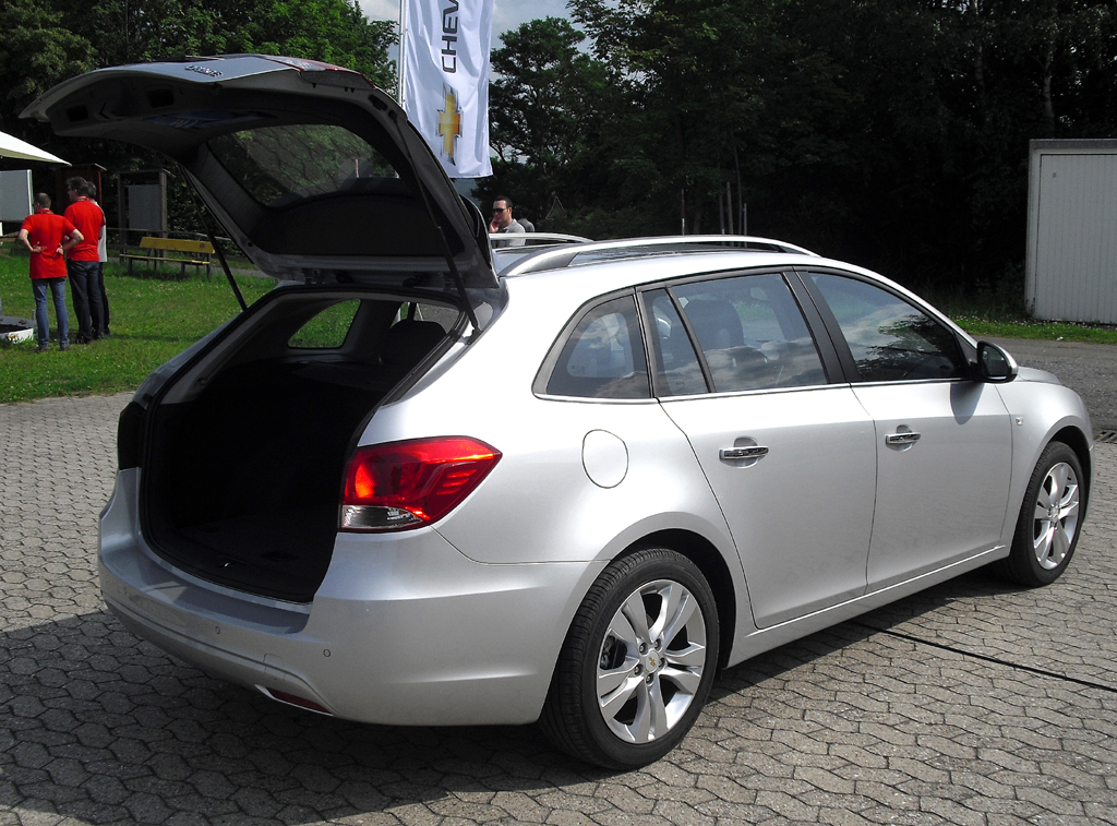Chevrolet Cruze Kombi: Ins Gepäckabteil passen 500 bis fast 1480 Liter hinein. 