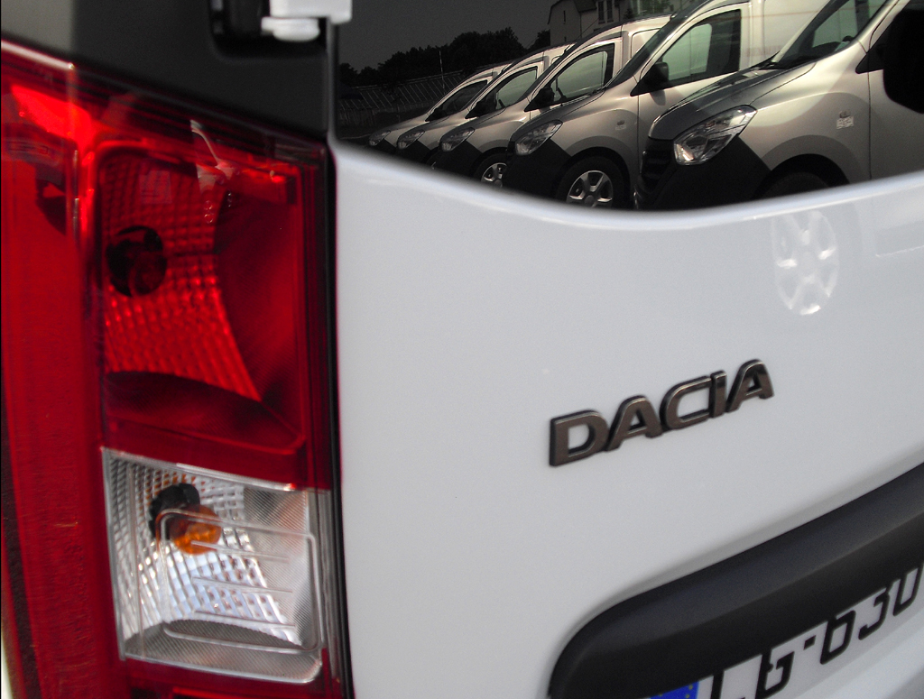 Dacia Dokker Express: Vertikal ausgerichtete Heckleuchte hinten mit Markenschriftzug. 