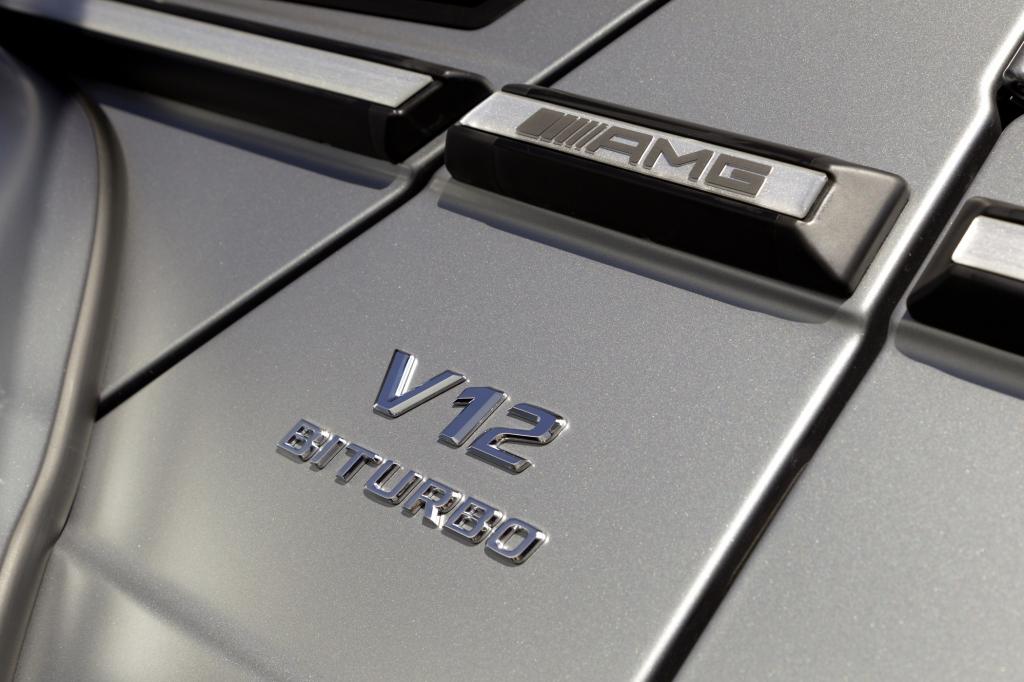 Das V12-Emblem gehört zu den Erkennungszeichen