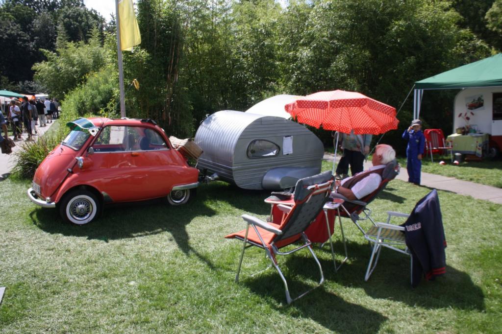 Das Wasserschloss Dyck im niederrheinischen Jüchen verwandelt sich in einen Laufsteg für Autos