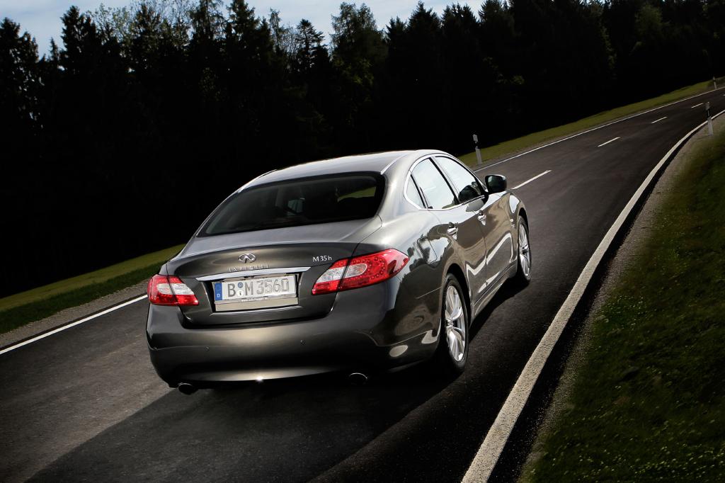 Den Hybrid bietet Infiniti nun ab  55.490 Euro statt vormals 56.600 Euro an