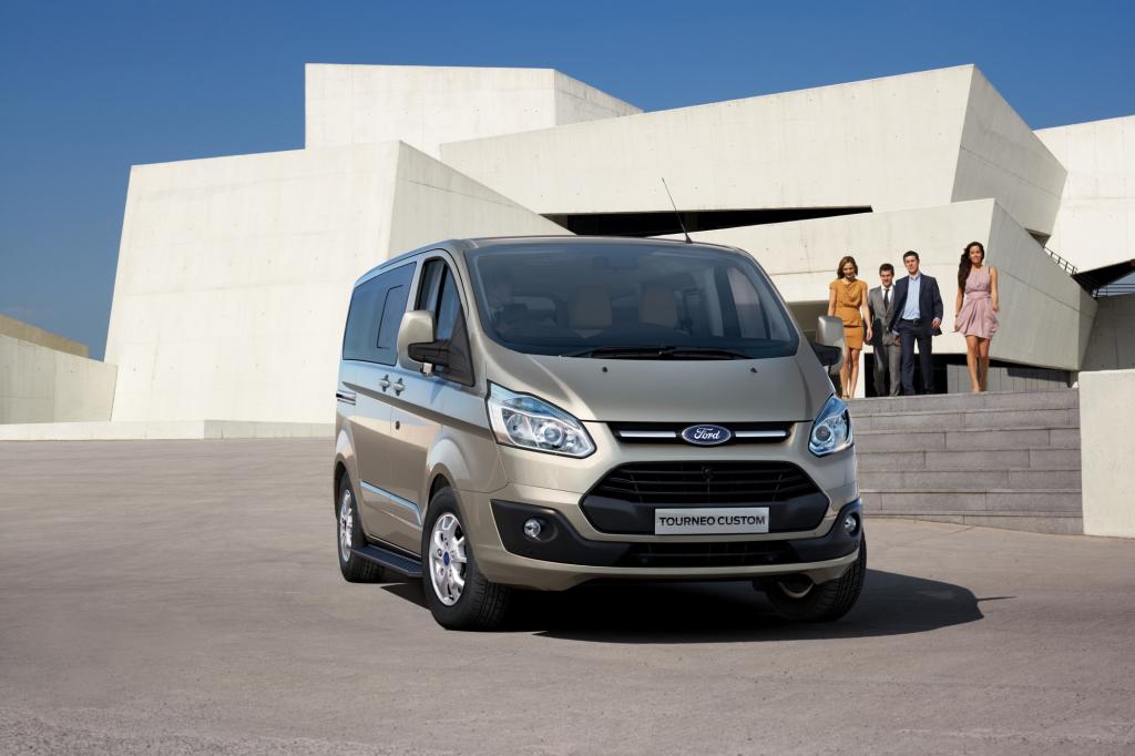 Der neue Ford Transit tritt dynamischer auf, hier in der Tourneo-Version