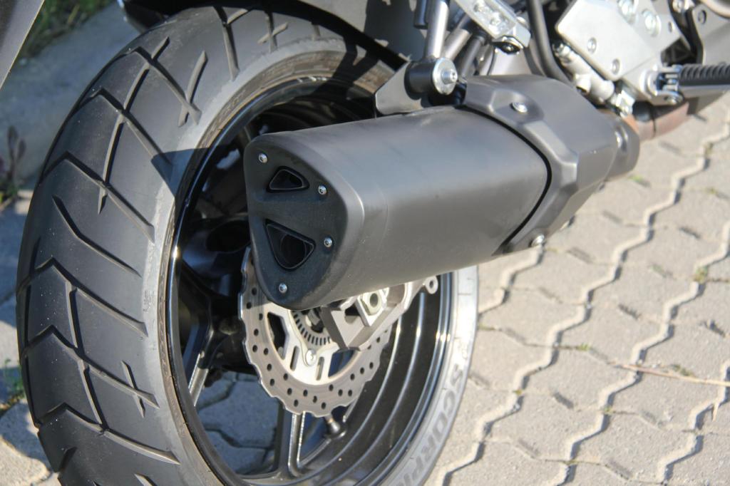 Die große Versys trägt seitlich einen dicken Auspuffendtopf mit sich