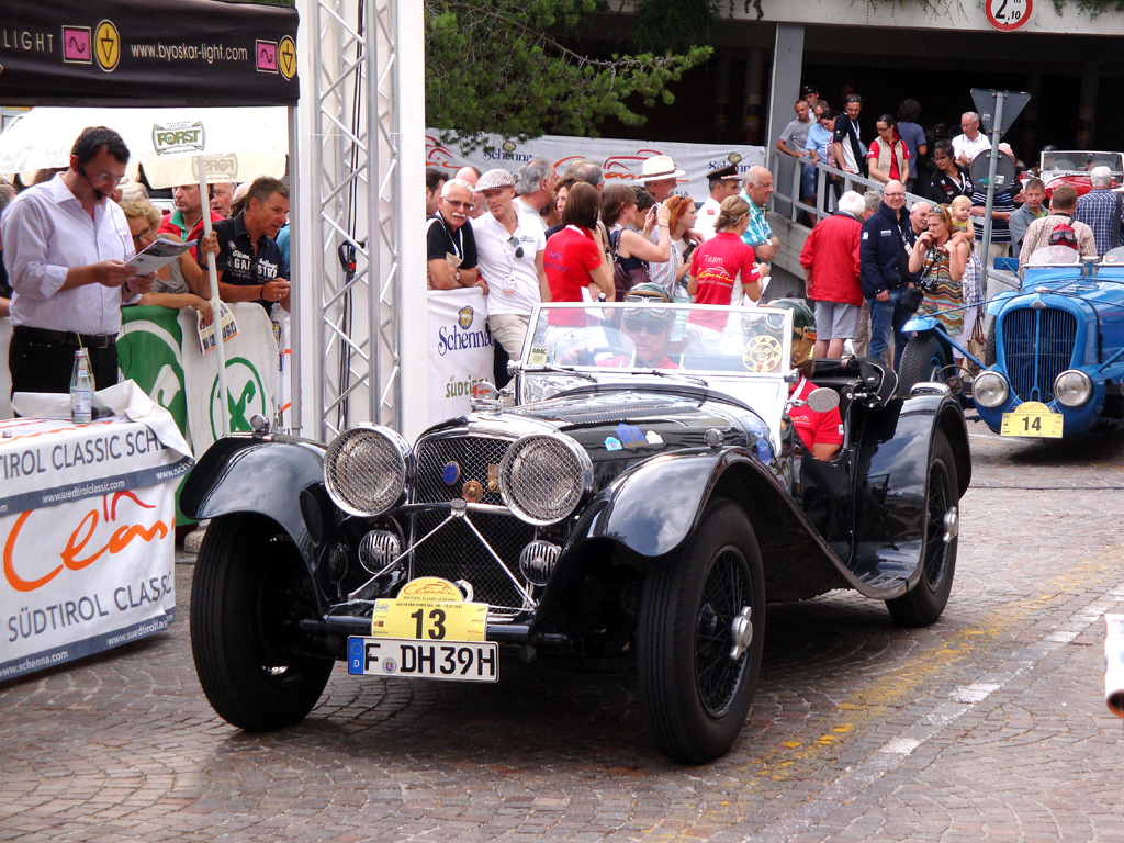 Ein Jaguar SS 100 geht auf die Strecke. 