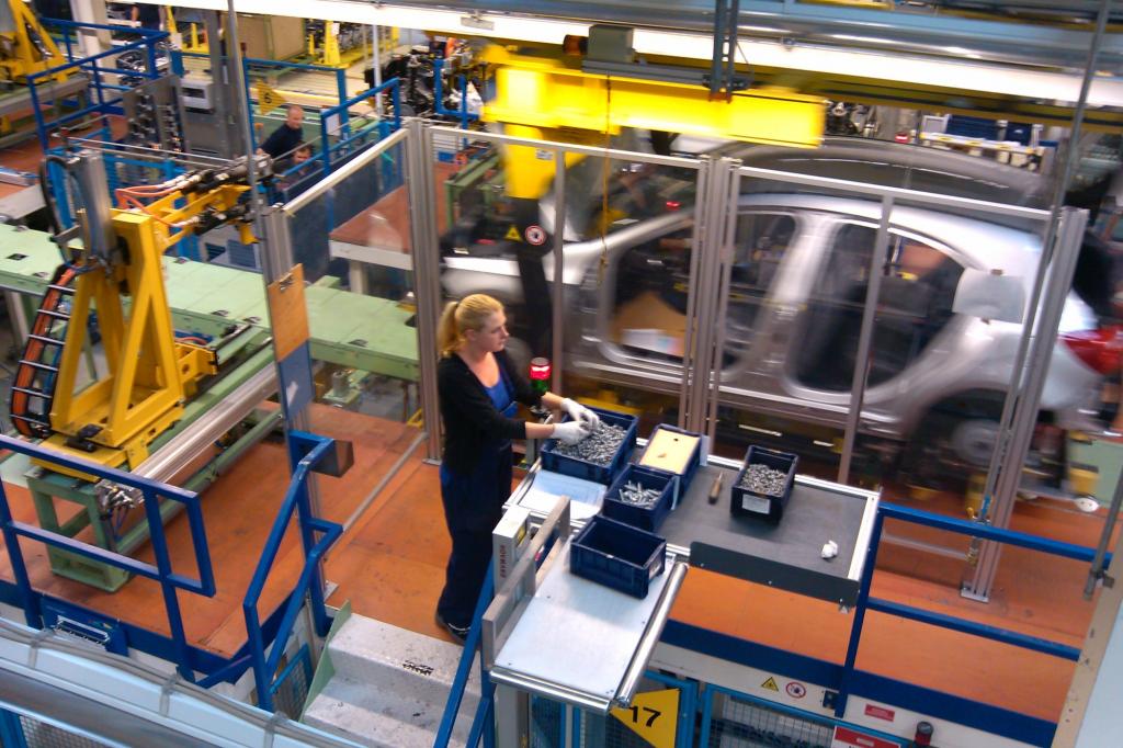 Eine Arbeiterin am Band