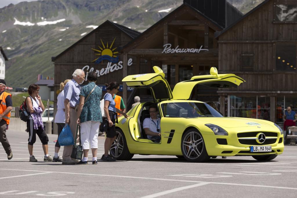 Einer der Hingucker ist der elektrische Mercedes SLS
