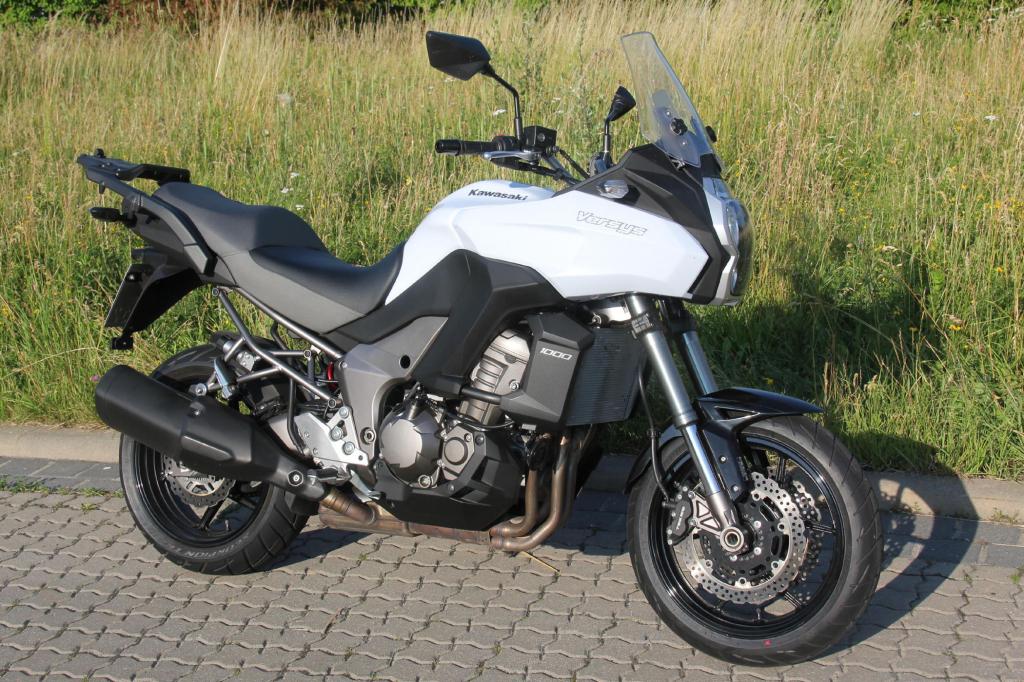 Für den Einsatz in der Versys wurde es modifiziert, leistet statt 138 lediglich 118 PS