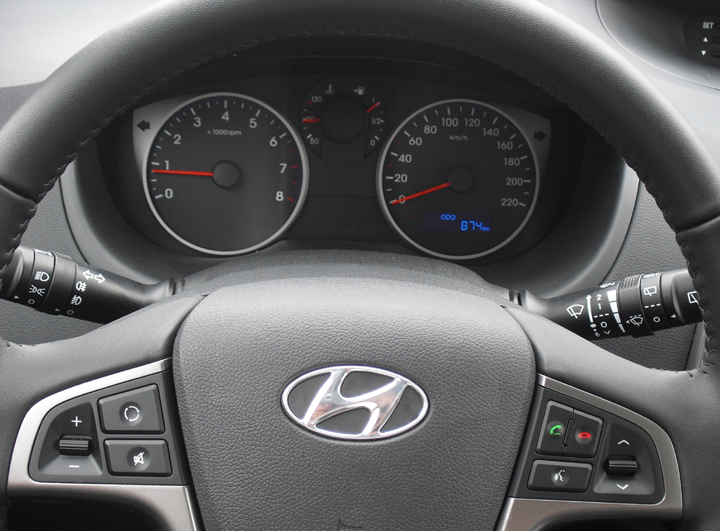 Hyundai i20: Blick durch den Lenkradkranz auf die Rundinstrumentierung.