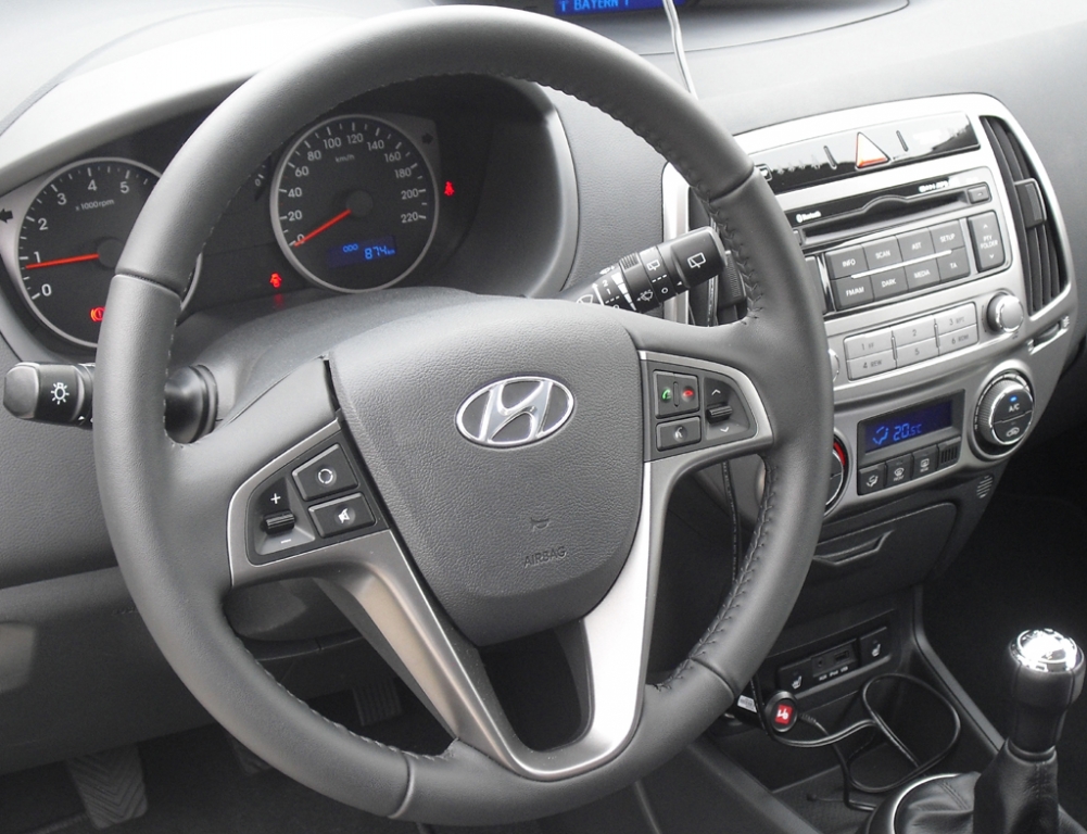 Hyundai i20: Blick ins recht übersichtlich gestaltete Cockpit.