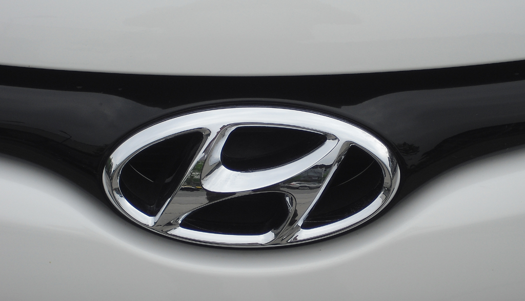 Hyundai i20: Das Markenlogo sitzt vorn mittig über dem Kühlergrill. 