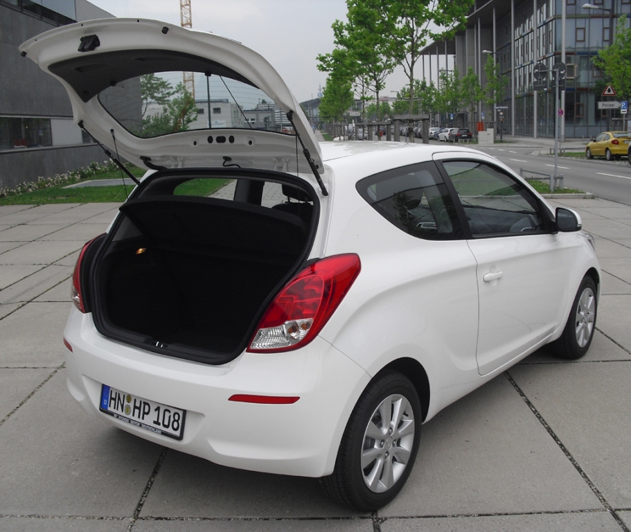 Hyundai i20: Ins Gepäckabteil passen 295 bis 1060 Liter hinein.