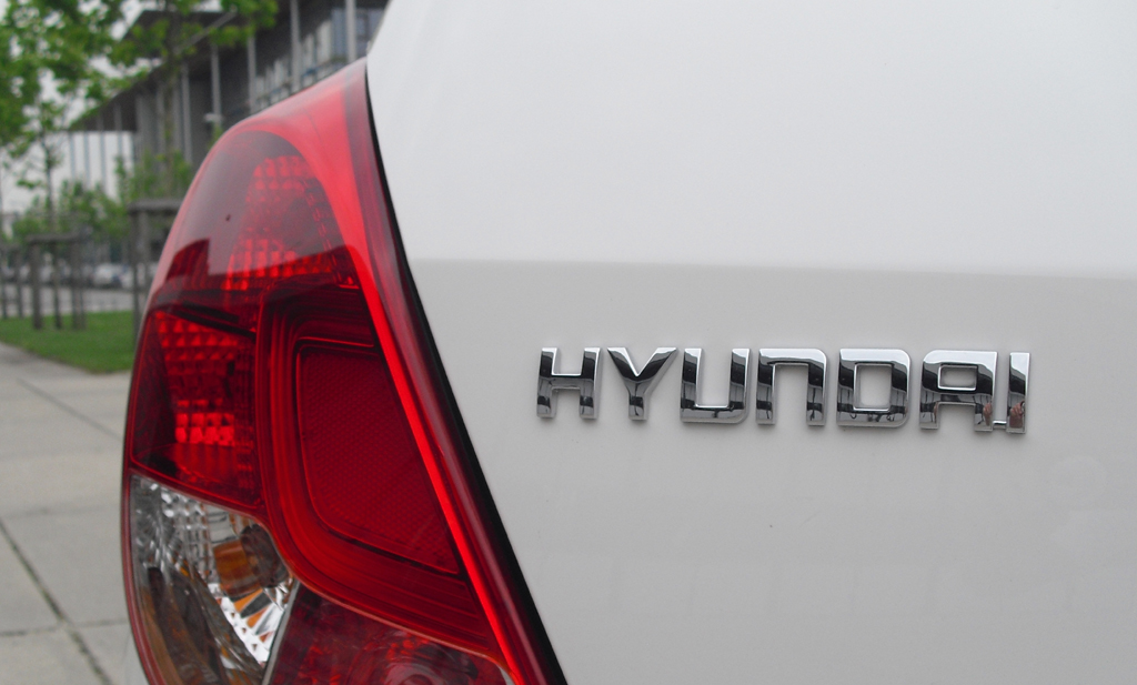 Hyundai i20: Moderne Leuchteinheit hinten mit Markenschriftzug.