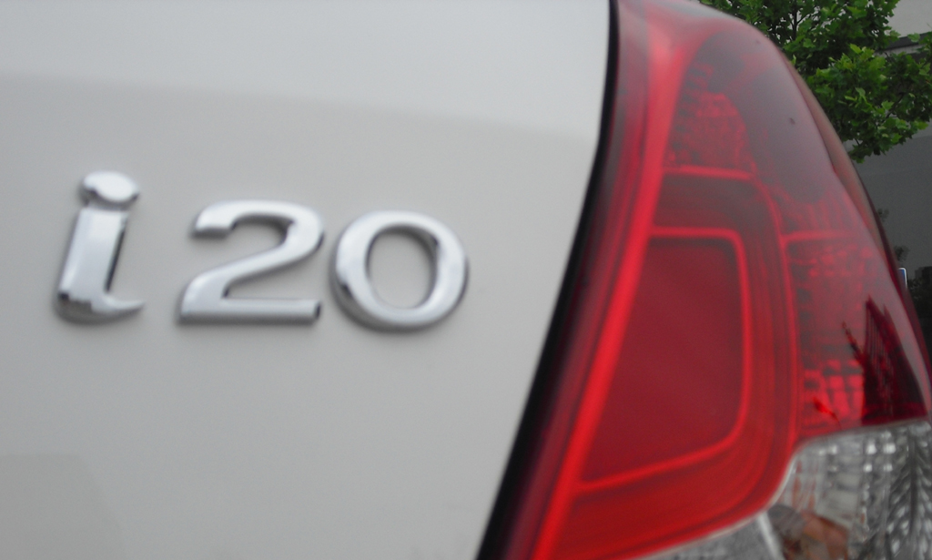 Hyundai i20: Moderne Leuchteinheit hinten mit Modellschriftzug.