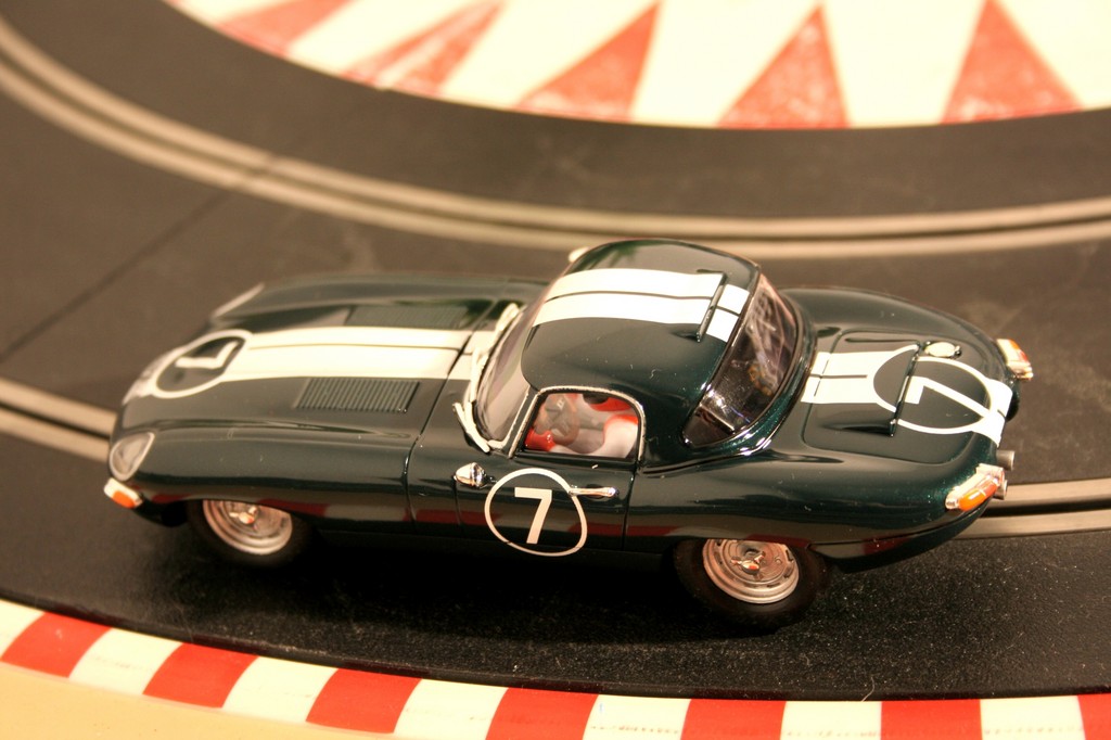 Im Slot: Ninco fährt den Jaguar E-Type auf