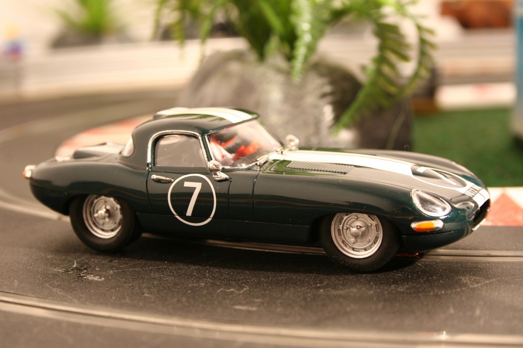 Im Slot: Ninco fährt den Jaguar E-Type auf