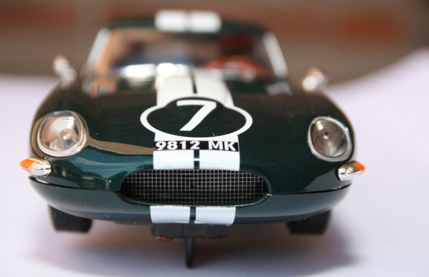 Im Slot: Ninco fährt den Jaguar E-Type auf