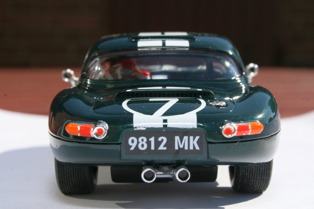 Im Slot: Ninco fährt den Jaguar E-Type auf