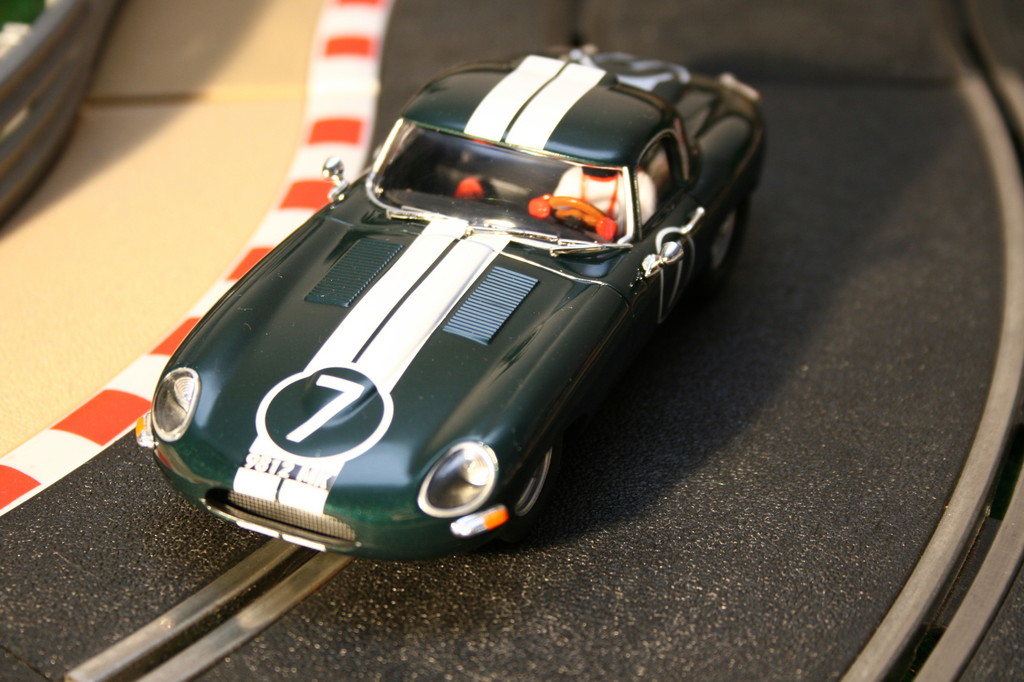 Im Slot: Ninco fährt den Jaguar E-Type auf