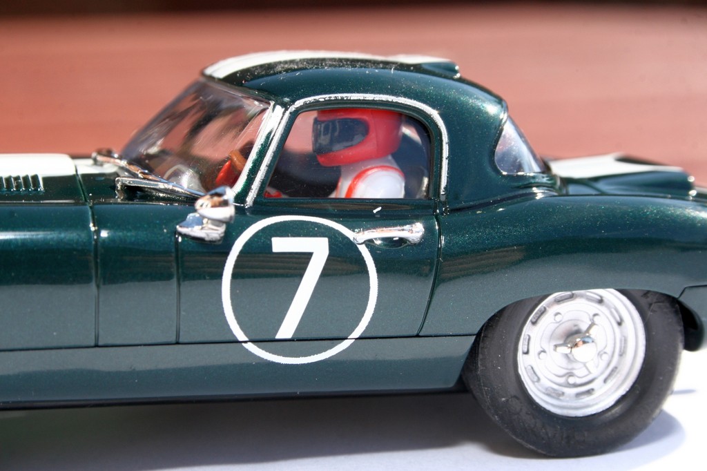 Im Slot: Ninco fährt den Jaguar E-Type auf