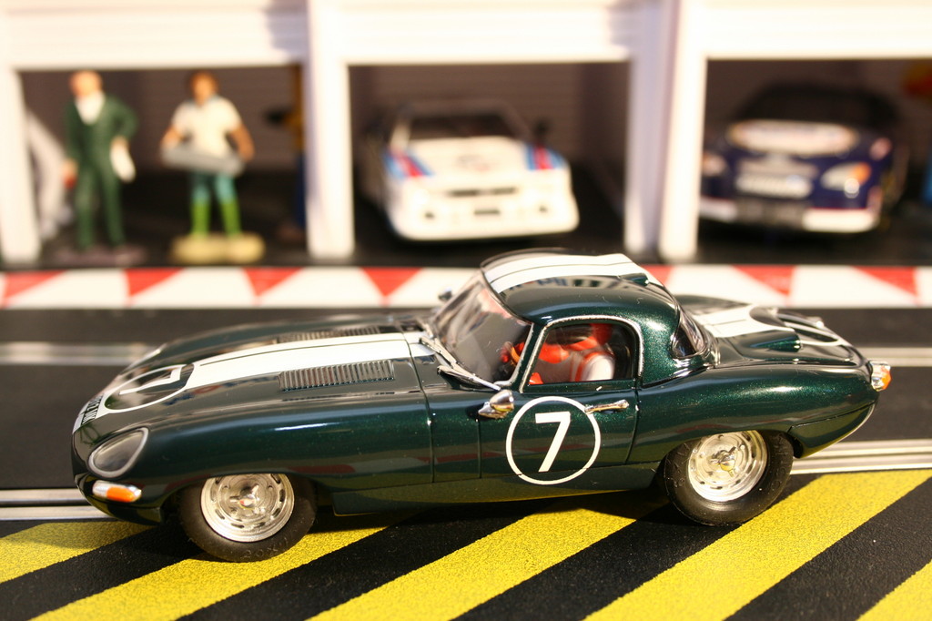 Im Slot: Ninco fährt den Jaguar E-Type auf