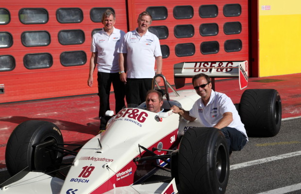 Jochen Mass repräsentiert das Team FNT