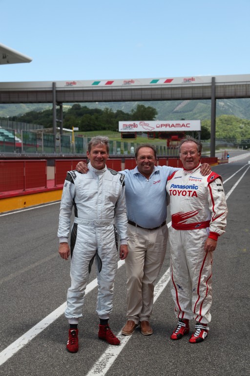 Jochen Mass repräsentiert das Team FNT