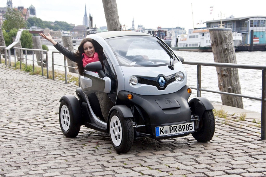 Künstlerin fährt Renault Twizy