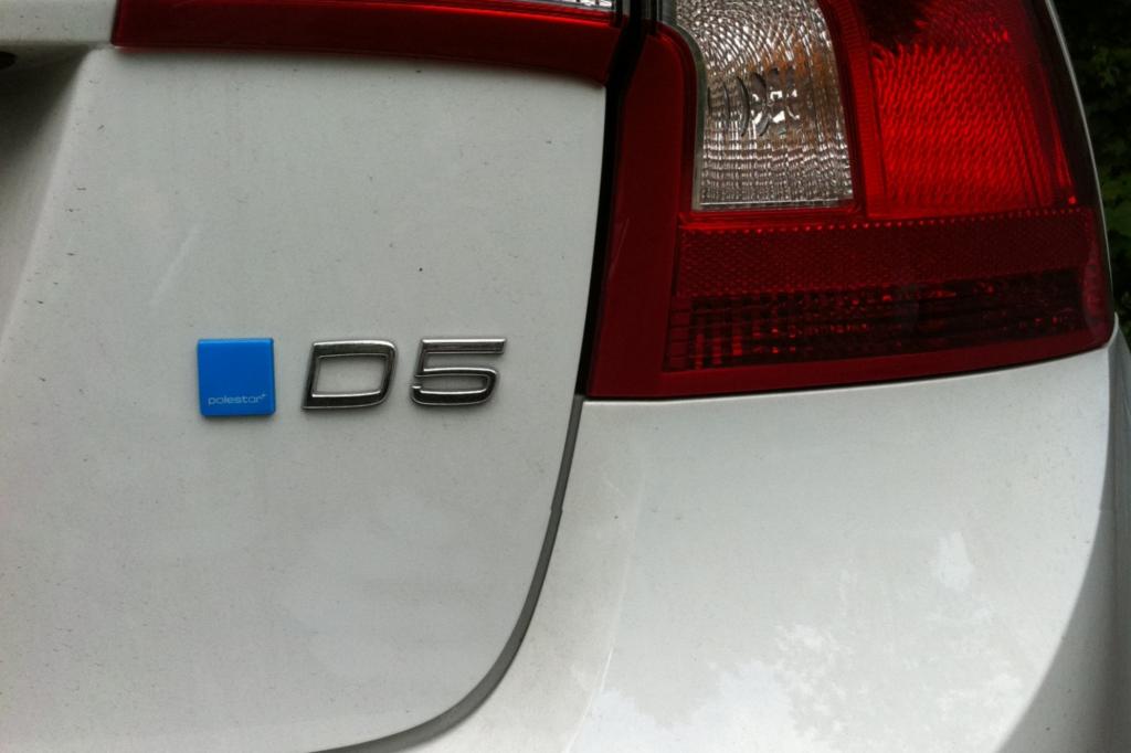 Lediglich eine dezente blaue Plakette weist auf das Tuning-Paket hin