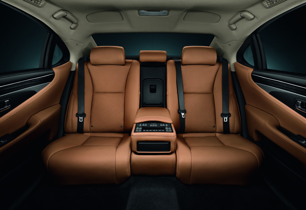 Lexus präsentiert in Kalifornien die neue LS Baureihe