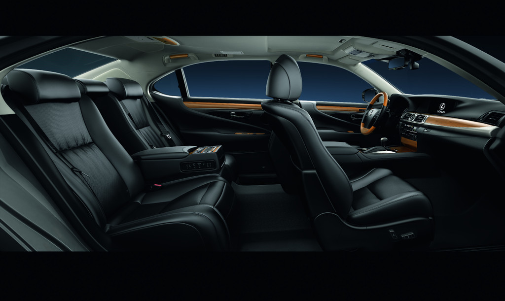 Lexus präsentiert in Kalifornien die neue LS Baureihe