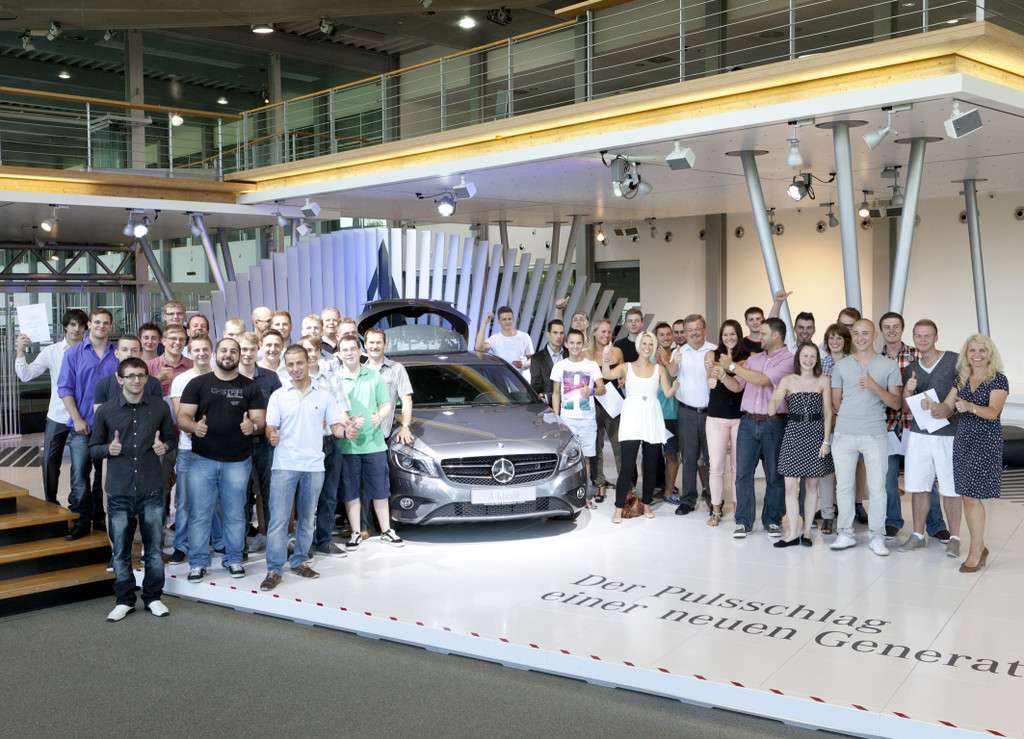 Mercedes-Benz - Werk Rastatt feiert Jungfacharbeiter und erweitert Ausbildungsangebot