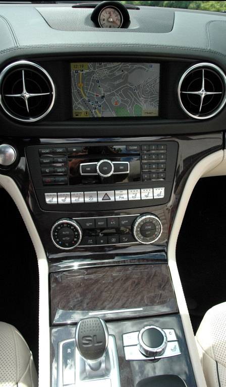 Mercedes SL: Blick auf den mittleren Armaturenträger.