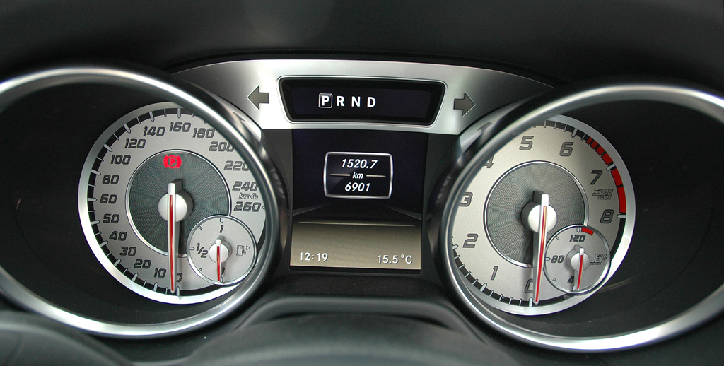 Mercedes SL: Blick durch den Lenkradkranz auf die Rundinstrumentierung.