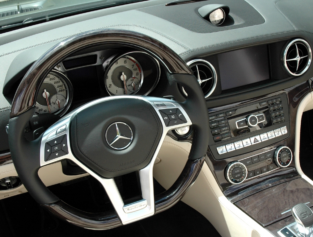 Mercedes SL: Blick ins noble Cockpit.