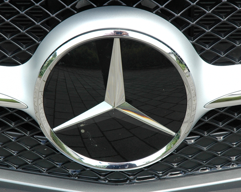 Mercedes SL: Der Markenstern prangt vorn groß und mittig in der Kühlergrill-Spange.