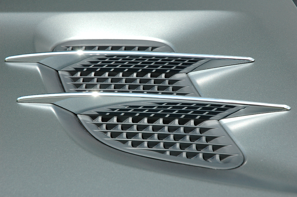 Mercedes SL: Detailaufnahme von den Finnen auf der Motorhaube.