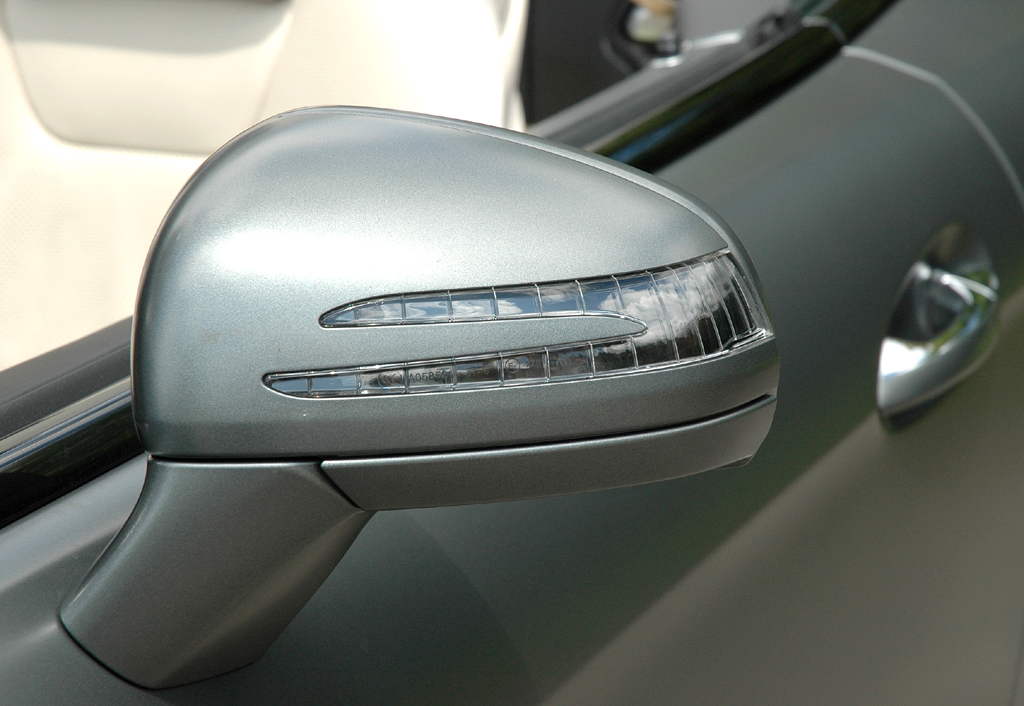 Mercedes SL: In die Außenspiegel sind Blinkleisten integriert.