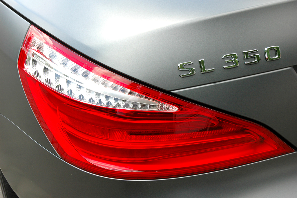 Mercedes SL: Moderne Leuchteinheit hinten mit Modellschriftzug.