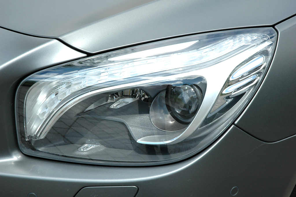 Mercedes SL: Moderne Leuchteinheit vorn.