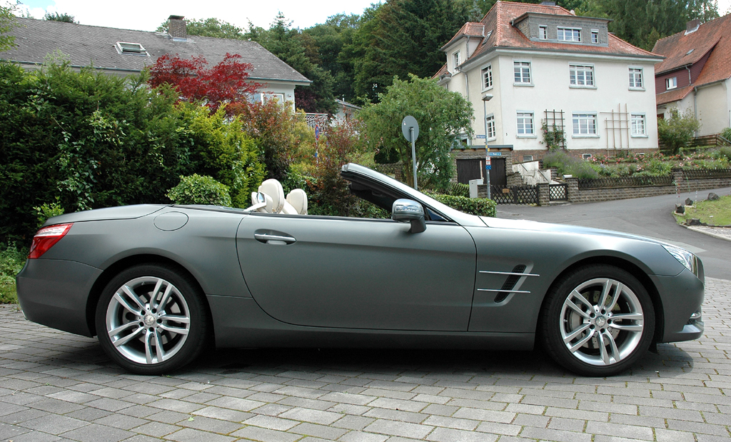 Mercedes SL: Und so sieht der zweitürige Zweisitzer bei offenem Dach von der Seite aus.